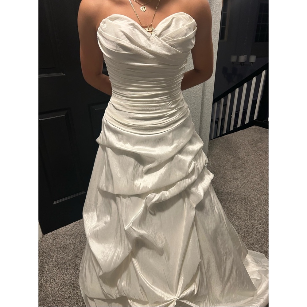 Mori Lee used wedding dress /Size 6 - Picture 6 of 9